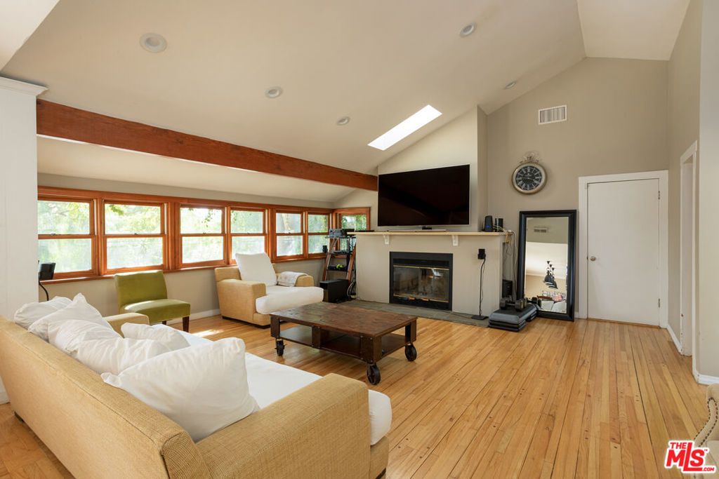 Photo of 19439 Oxnard Street, Tarzana, CA 91356 (MLS # 26656925)