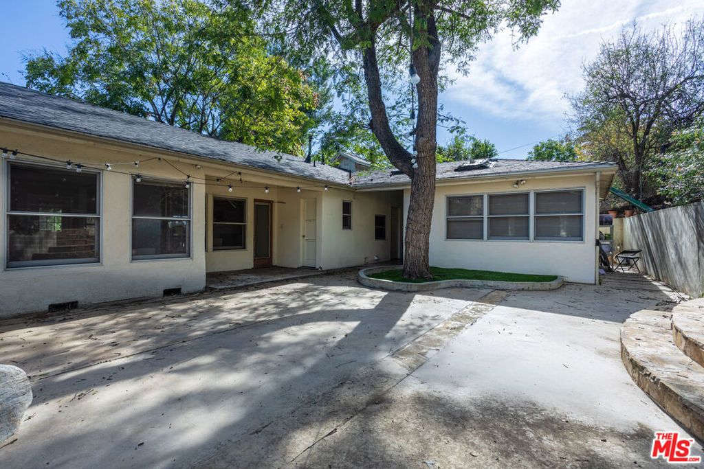 Photo of 19439 Oxnard Street, Tarzana, CA 91356 (MLS # 26656925)