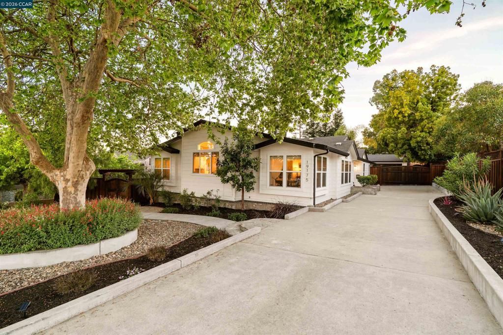 Photo of 19175 Carlton Ave Ave, Castro Valley, CA 94546 (MLS # 41128856)