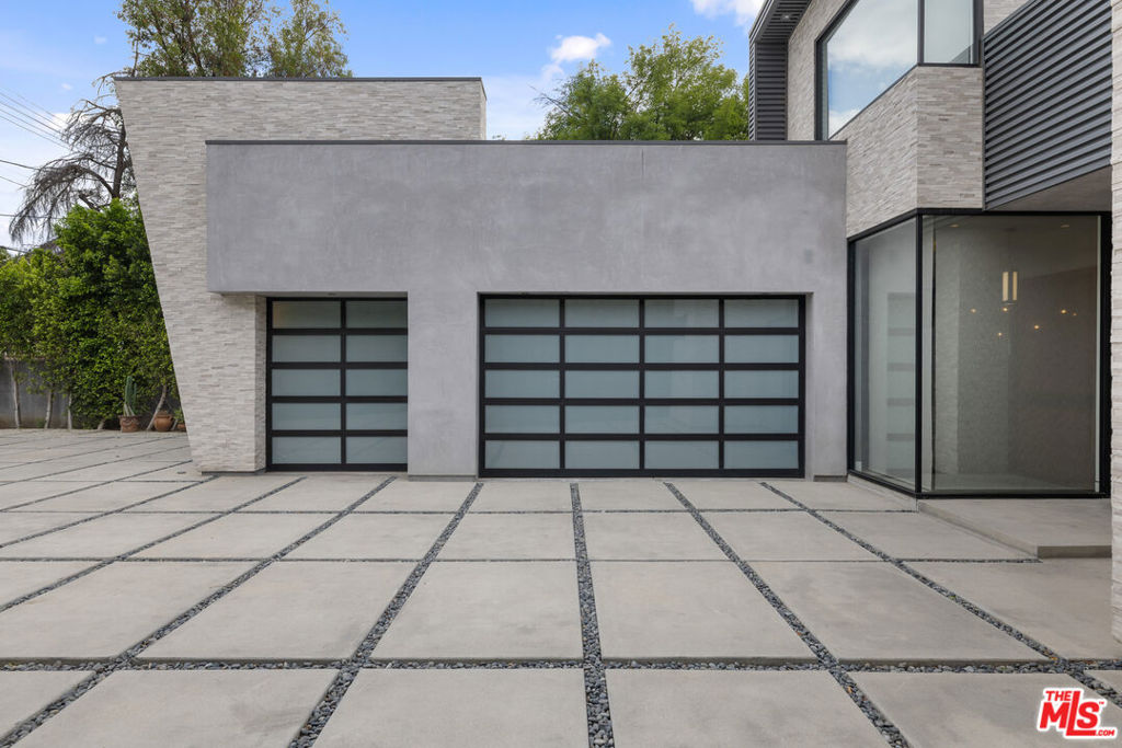 5365 Vanalden Avenue