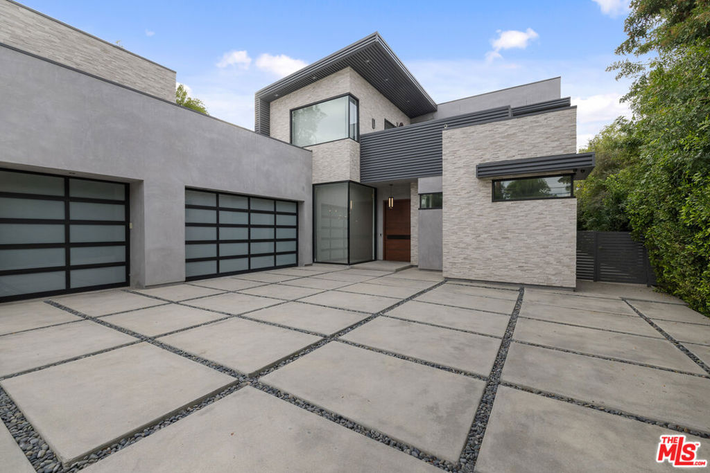 5365 Vanalden Avenue