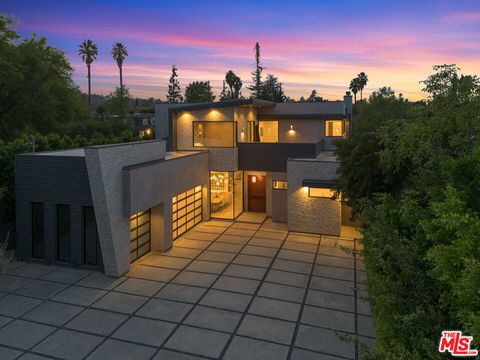 Photo of 5365 Vanalden Avenue, Tarzana, CA 91356 (MLS # 25621927)