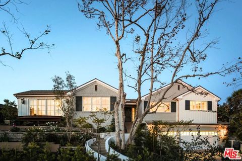 Photo of 14939 La Cumbre Drive, Pacific Palisades, CA 90272 (MLS # 26644293)