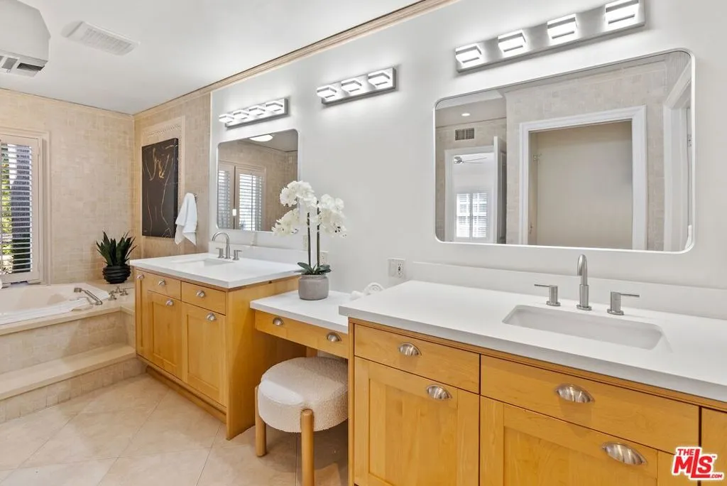 Beverly Hills, California 90210, United States, 4 Bedrooms Bedrooms, ,4 BathroomsBathrooms,Residential,Active,178692