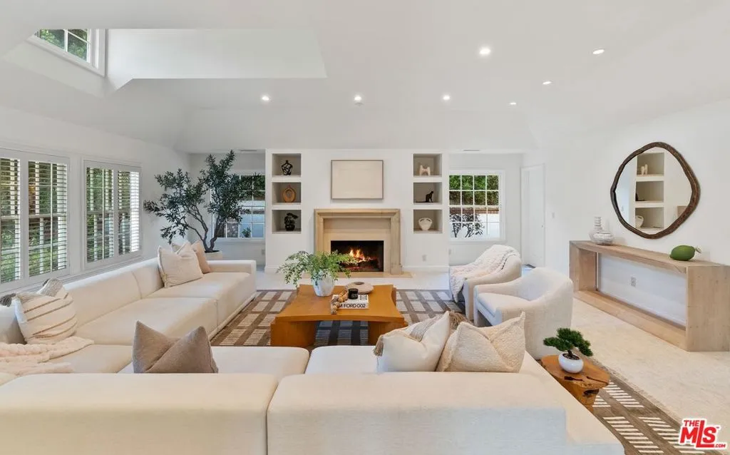 Beverly Hills, California 90210, United States, 4 Bedrooms Bedrooms, ,4 BathroomsBathrooms,Residential,Active,178692