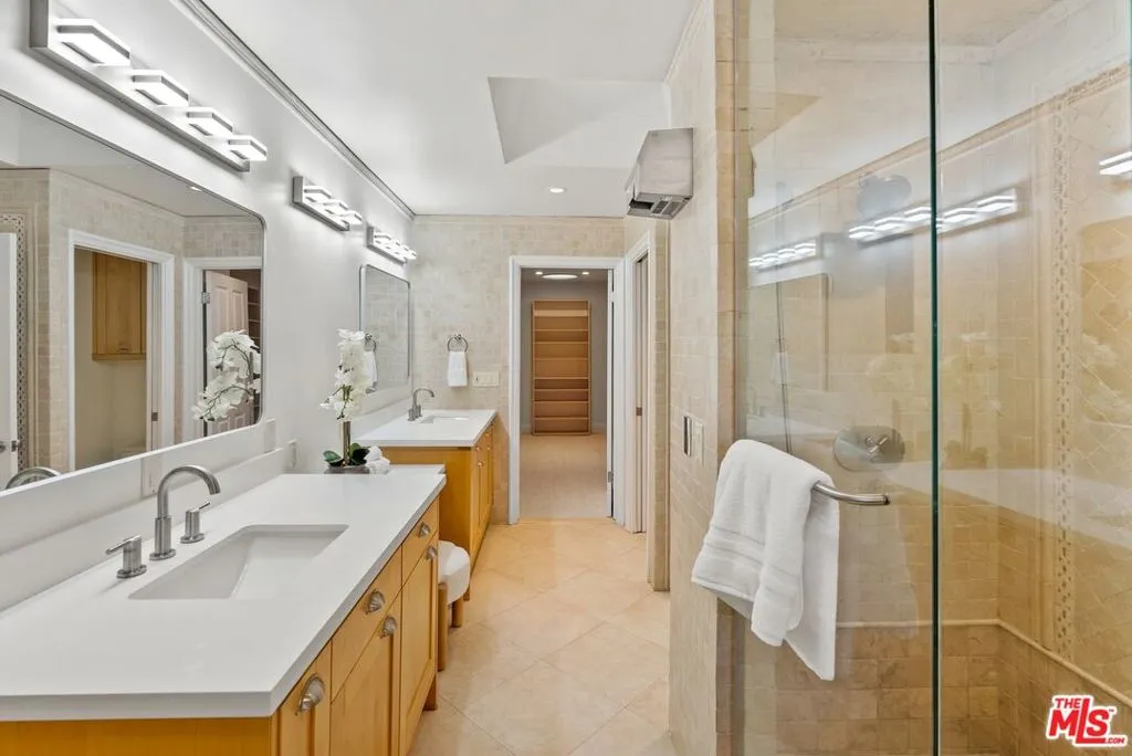 Beverly Hills, California 90210, United States, 4 Bedrooms Bedrooms, ,4 BathroomsBathrooms,Residential,Active,178692