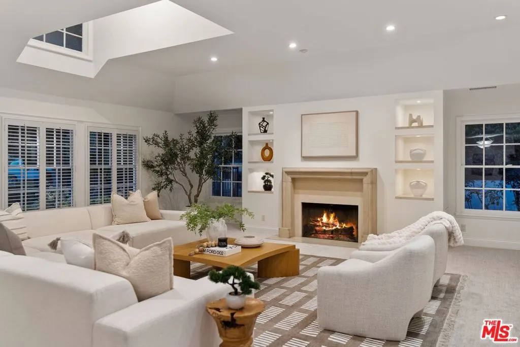 Beverly Hills, California 90210, United States, 4 Bedrooms Bedrooms, ,4 BathroomsBathrooms,Residential,Active,178692