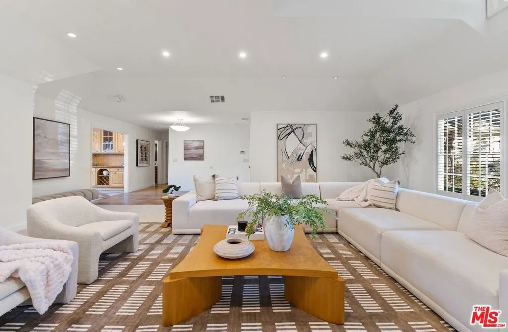 Beverly Hills, California 90210, United States, 4 Bedrooms Bedrooms, ,4 BathroomsBathrooms,Residential,Active,178692