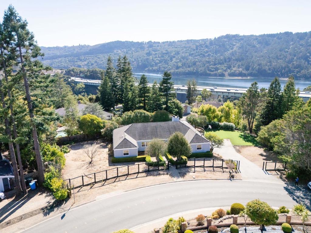 1365 Lakeview Drive