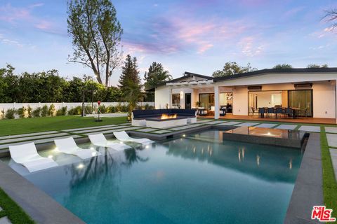 Photo of 23283 Erwin Street, Woodland Hills, CA 91367 (MLS # 26667335)