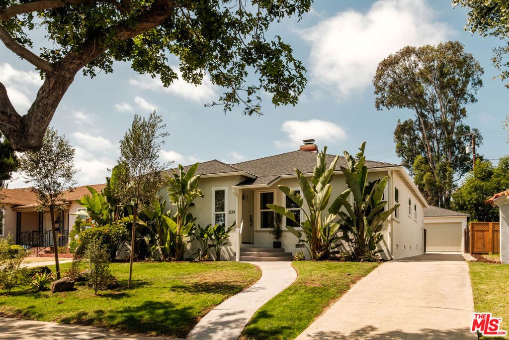 Photo of 239 W Fairview Boulevard, Inglewood, CA 90302 (MLS # 26839249)