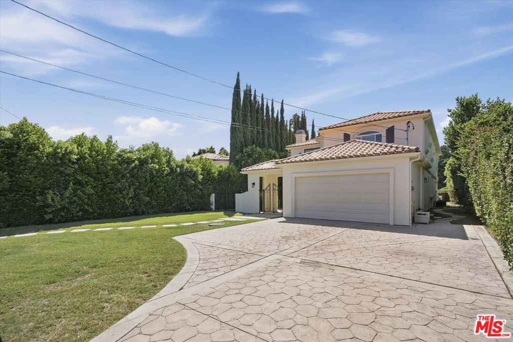 Photo of 22716 Sylvan Street, Woodland Hills, CA 91367 (MLS # 26995451)