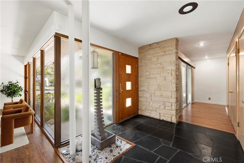 1125 E Burlinghall