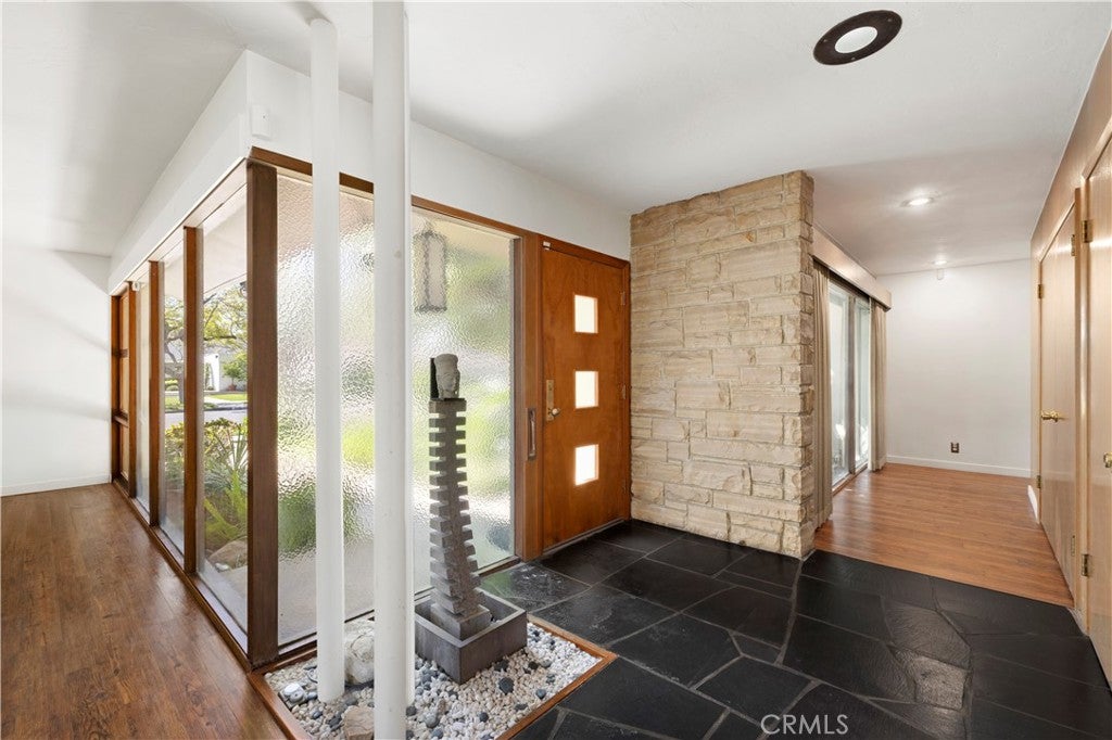 1125 E Burlinghall