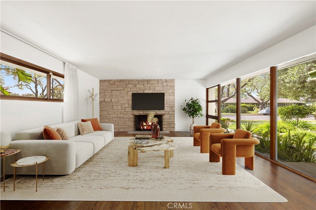 1125 E Burlinghall