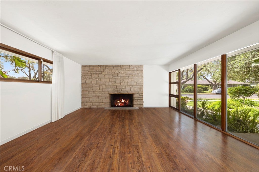1125 E Burlinghall