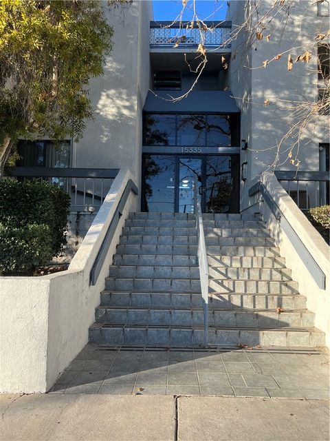 Photo of 15335 Magnolia Blvd, Sherman Oaks, CA 91403 (MLS # SR26025828)