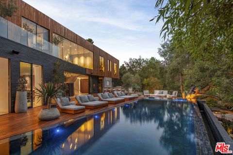 2535 Hutton Drive Beverly Hills CA 90210