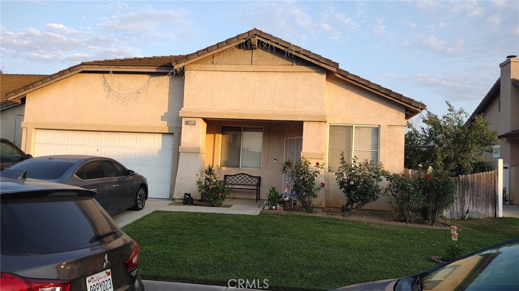 A beautiful cute Home for first time home buyers. 4 Bedrooms with 2 Bath. Freshly Paint. Nice area of Jurupa Hills, close to the parks and shopping centers, just south of Indian hills. Nearby to lots of Golf courses and basket balls courts. Large covered Patio, Storage shed is included with the sale.
Professional photos are coming. All showings are on hold till Saturday 16th.