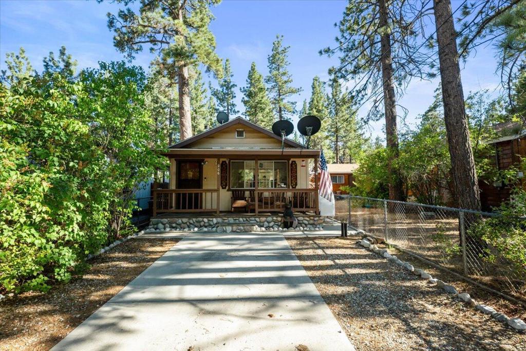The Little Cabin That Could. This Big Bear City cabin is so charming. Situated in a quiet corner on a not busy street, it is still very close to stores and services. The covered porch and back deck are great for enjoying our beautiful mountain summers. Level parking and easy access. Single level means not a bunch of slippery stairs to navigate. You enter into a roomy living room with lots of windows, bright light and a high, vaulted ceiling. Kitchen is wide and well laid out. Two good sized bedrooms. Nice bathroom with newer tile floor. Laminate in the living room and carpet in the bedrooms. Private back deck and fully fenced yard. Washer and dryer area. Priced right. See it and believe it. A great cabin for the price.
