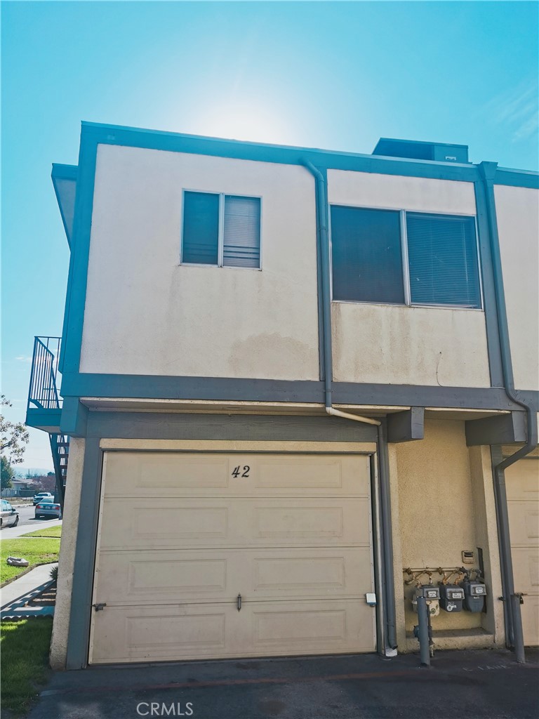 One bedroom and one bath condo with laminate flooring upstairs unit! Good size and high ceiling interior with downstairs one car garage and laundry hookup. Remodeled kitchen and bathroom.
