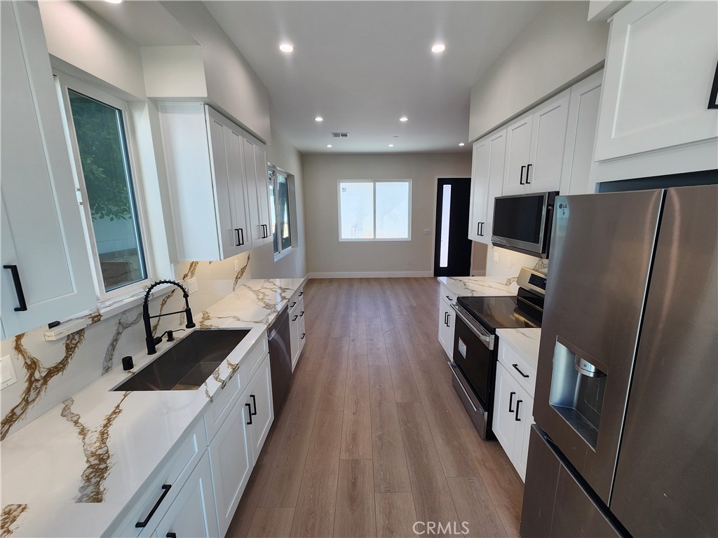 Brand new Construction, 3 bedroom-3 bath ADU located in Van Nuys. This beautiful home has vinyl flooring, stainless steel appliances and quartz countertops in kitchen. Recessed lighting, double pane windows and sliding doors. High ceilings and central AC. Washer and Dryer are included.
Lots of outdoor space and 2-car parking spots.
1 small pet is ok.
One year lease.
Requirements:
Income has to be 2.5 x the rent and credit score has to be 700+. Tenant pays all utilities.
Call or text Listing Agent to schedule a showing for this beautiful property!