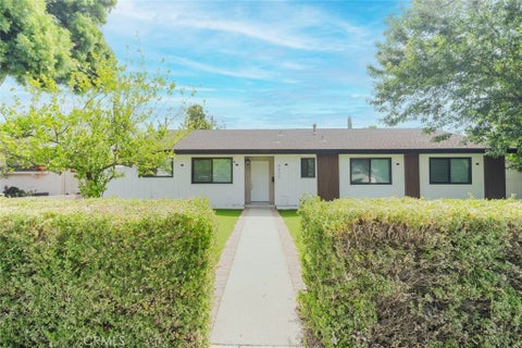 Photo of 8400 Chimineas AVE, Northridge, CA 91325 (MLS # GD26134406)