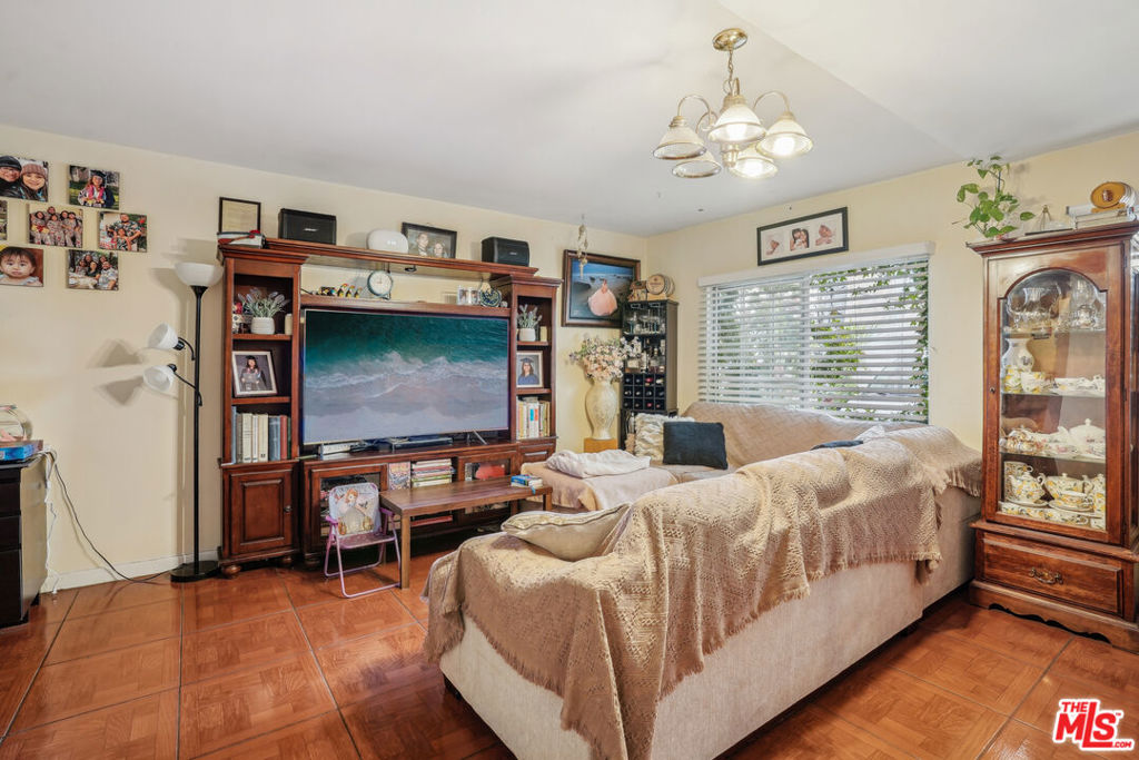 1158 N Kenmore Avenue