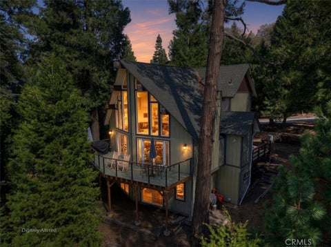 Photo of 420 Cumberland Dr, Lake Arrowhead, CA 92352 (MLS # IG26225385)