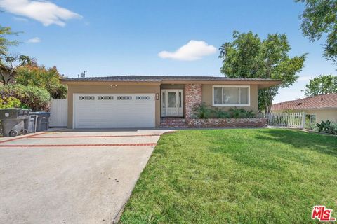 Photo of 626 Jamestown Road, Burbank, CA 91504 (MLS # 26686057)