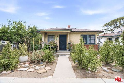 Photo of 2018 W Glenoaks Boulevard, Glendale, CA 91201 (MLS # 26855047)
