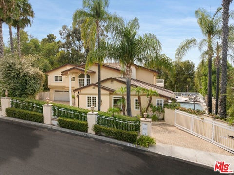 Photo of 4615 White Oak Place, Los Angeles, CA 91316 (MLS # 26988105)