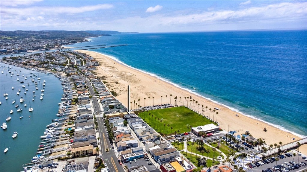 923 E Balboa Boulevard