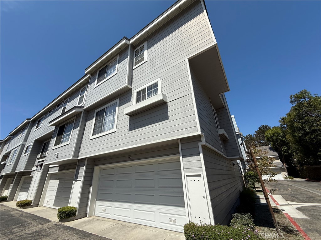 End-Unit house! Discover a rare leasing opportunity in the beautiful Summerwind gated community. This thoughtfully designed, spacious two-bedroom, three-bath End-Unit townhome spans approximately 1,273 sqft and offers privacy, convenience, and modern comfort.
The flexible layout is perfect for both everyday living and entertaining.
Nestled within Torrance’s serene Summerwind gated community, this residence offers effortless access to award-winning schools, premier shopping, coastal beaches, and major freeways.