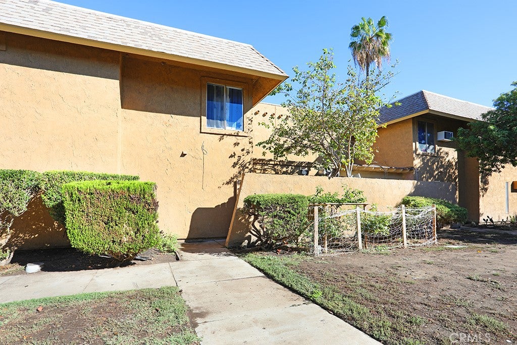 1272 E Mcfadden AVE