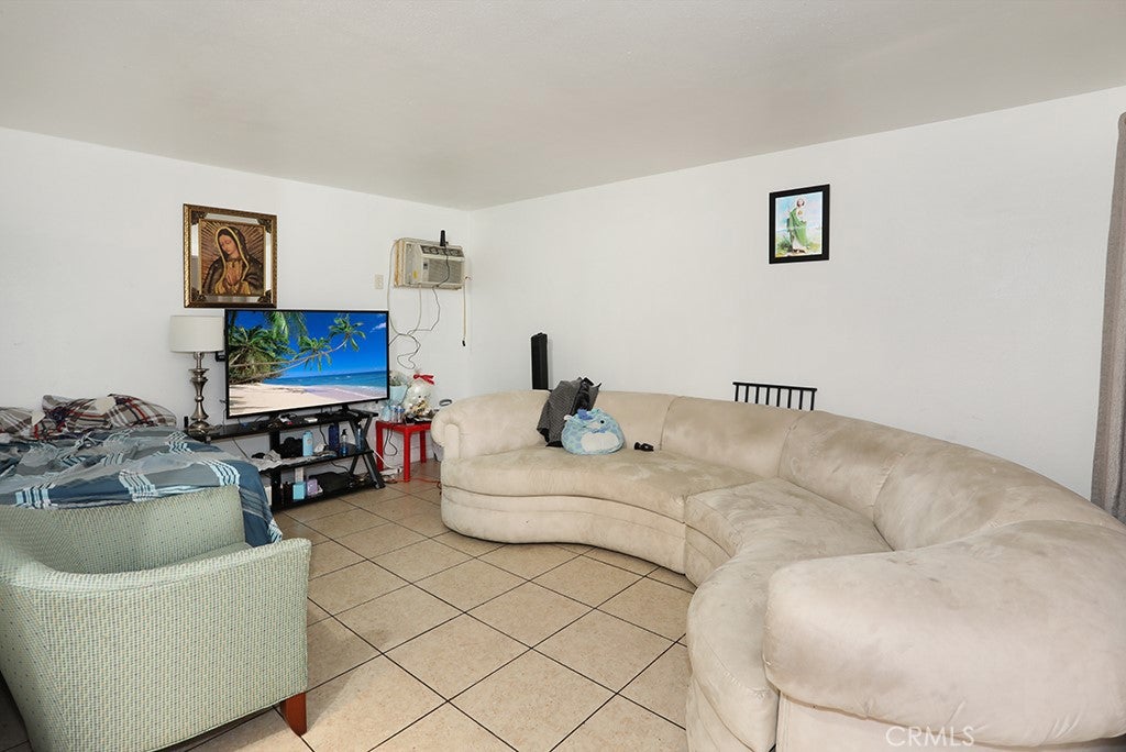 1272 E Mcfadden