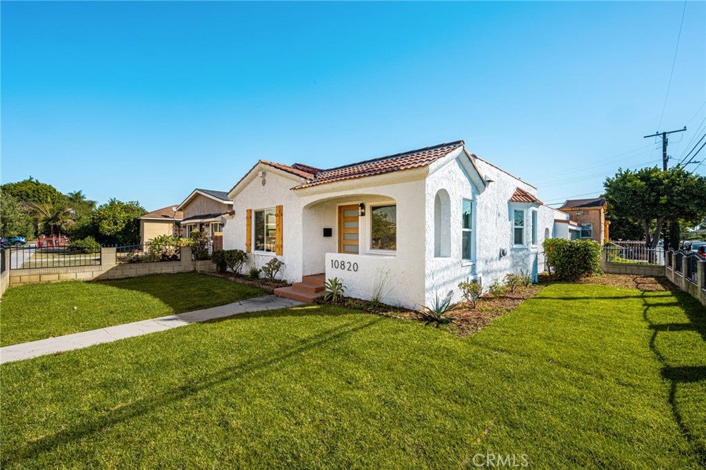 10820 Capistrano