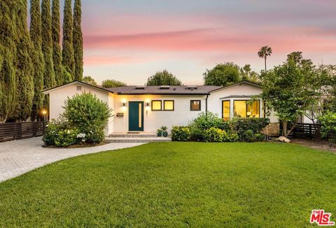 Photo of 11920 Hartsook Street, Valley Village, CA 91607 (MLS # 26683135)