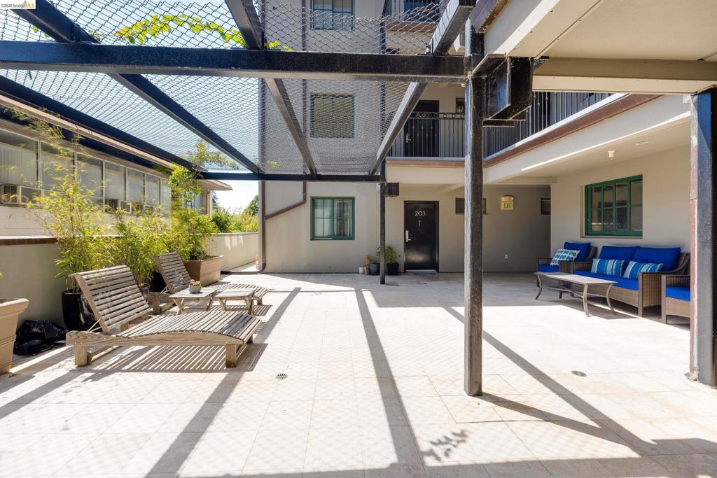 2628 Telegraph Ave 303