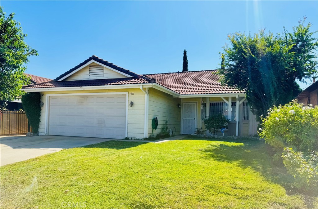 Commuter friendly home located just minutes away from the 215fwy and 15fwy...Lovely community very close to schools!! This home features high ceilings, cozy fireplace in the family, dining area. Ample three bedroom two bath home, with flooring through out!! A/C recently replaced ready for those hot summers!! A must see!!