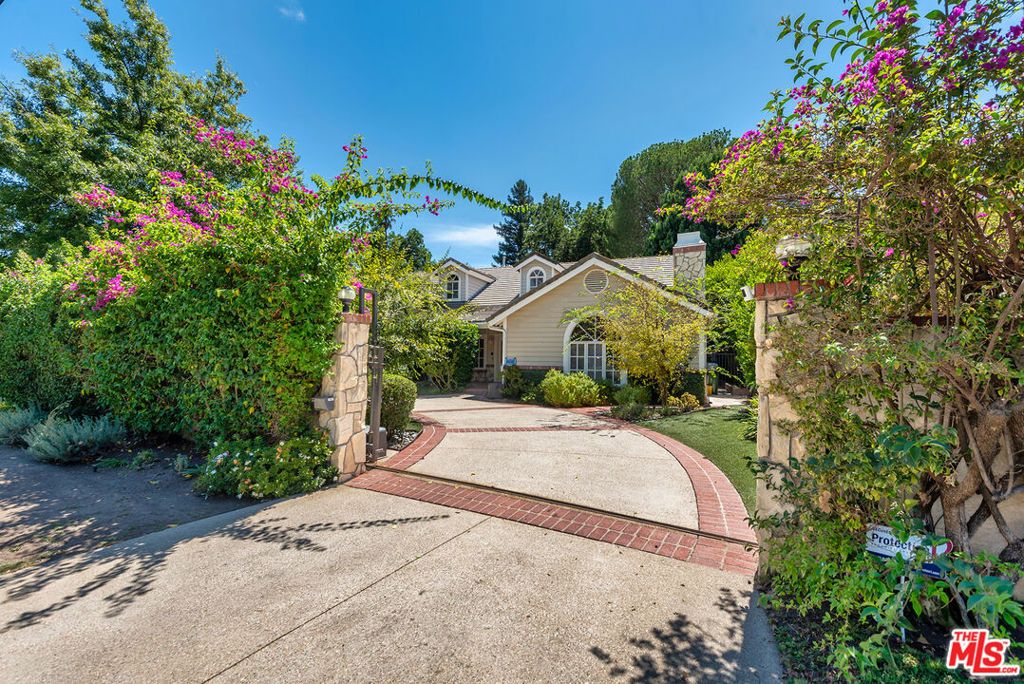Photo of 17040 Rancho Street, Encino, CA 91316 (MLS # 25587821)