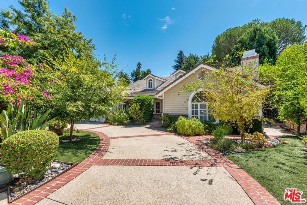 Photo of 17040 Rancho Street, Encino, CA 91316 (MLS # 25587821)