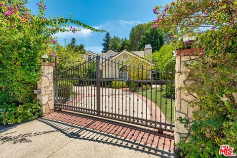Photo of 17040 Rancho Street, Encino, CA 91316 (MLS # 25587821)