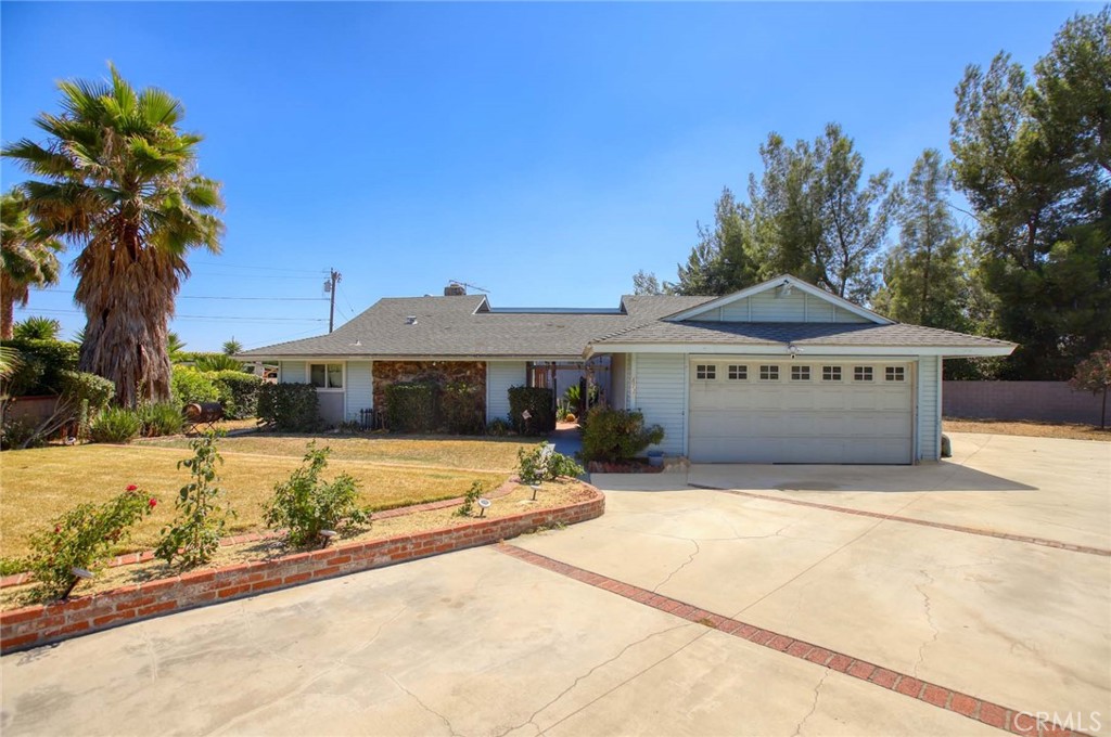 Single-Story Home in Desirable North Claremont
Located on a quiet cul-de-sac in one of North Claremont’s most established neighborhoods, this 4-bedroom, 2-bathroom home offers approximately 2,040 sq ft of comfortable single-level living. The layout includes a formal living room, separate dining area, a welcoming family room with a fireplace, and a bright kitchen with a breakfast bar—ideal for both everyday living and entertaining.
Enjoy the benefits of fully paid solar panels, allowing you to live energy-efficiently with significantly reduced electricity costs—a true advantage in today’s market.
All bedrooms are well-proportioned, offering flexibility for family, guests, or home office use. The backyard provides a private setting with plenty of space for outdoor enjoyment or future customization. Ample driveway parking, including space for an RV, adds convenience.
Close to top-rated schools, parks, shopping, and the vibrant Claremont Village, this property presents a great opportunity to own a well-kept home in a highly desirable location.