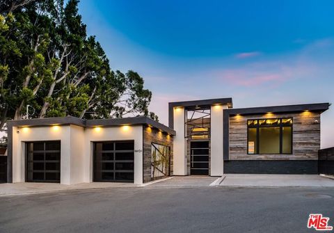 Photo of 8401 WYNDHAM Road, Los Angeles, CA 90046 (MLS # 26654223)