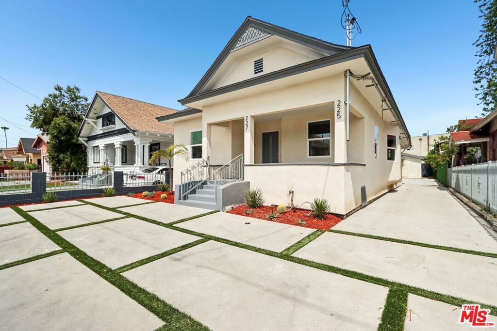 Photo of 227 W 41st Street, Los Angeles, CA 90037 (MLS # 26704233)