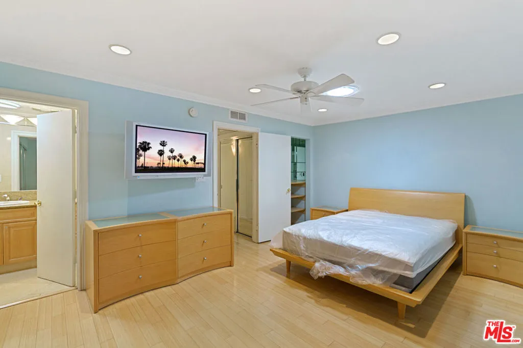 West Hollywood, California 90069, United States, 2 Bedrooms Bedrooms, ,3 BathroomsBathrooms,Residential,Active,93376