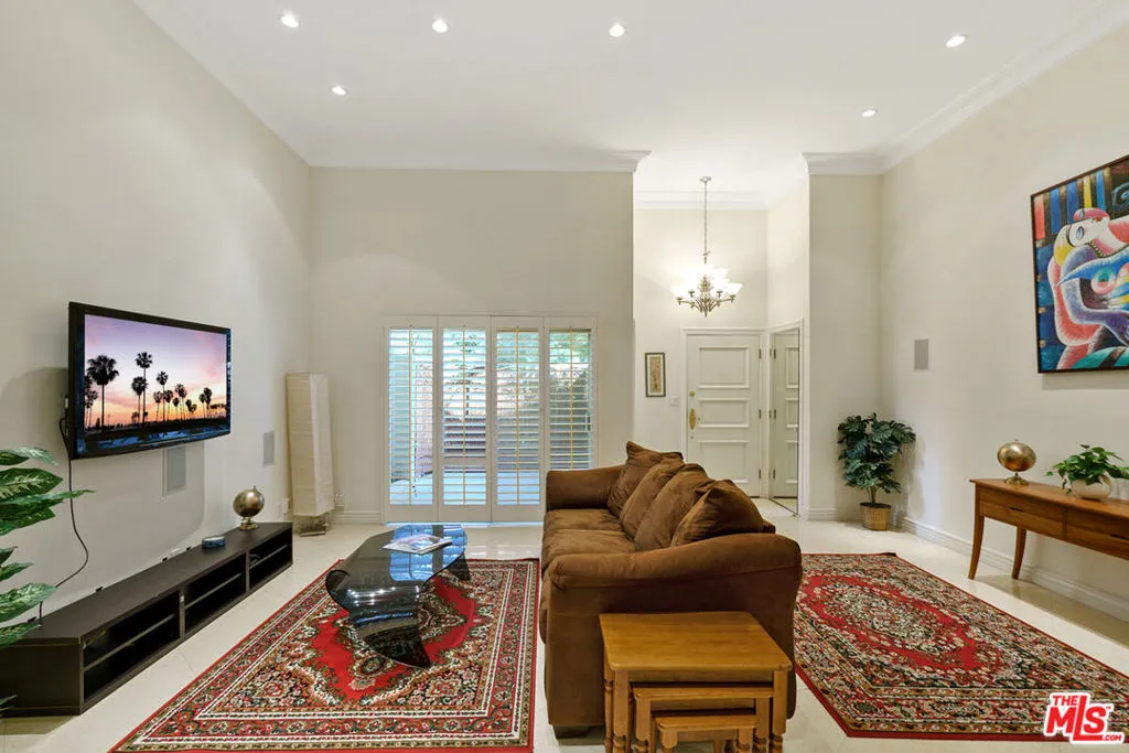 West Hollywood, California 90069, United States, 2 Bedrooms Bedrooms, ,3 BathroomsBathrooms,Residential,Active,93376