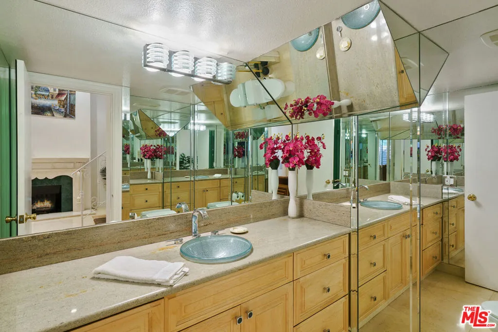 West Hollywood, California 90069, United States, 2 Bedrooms Bedrooms, ,3 BathroomsBathrooms,Residential,Active,93376