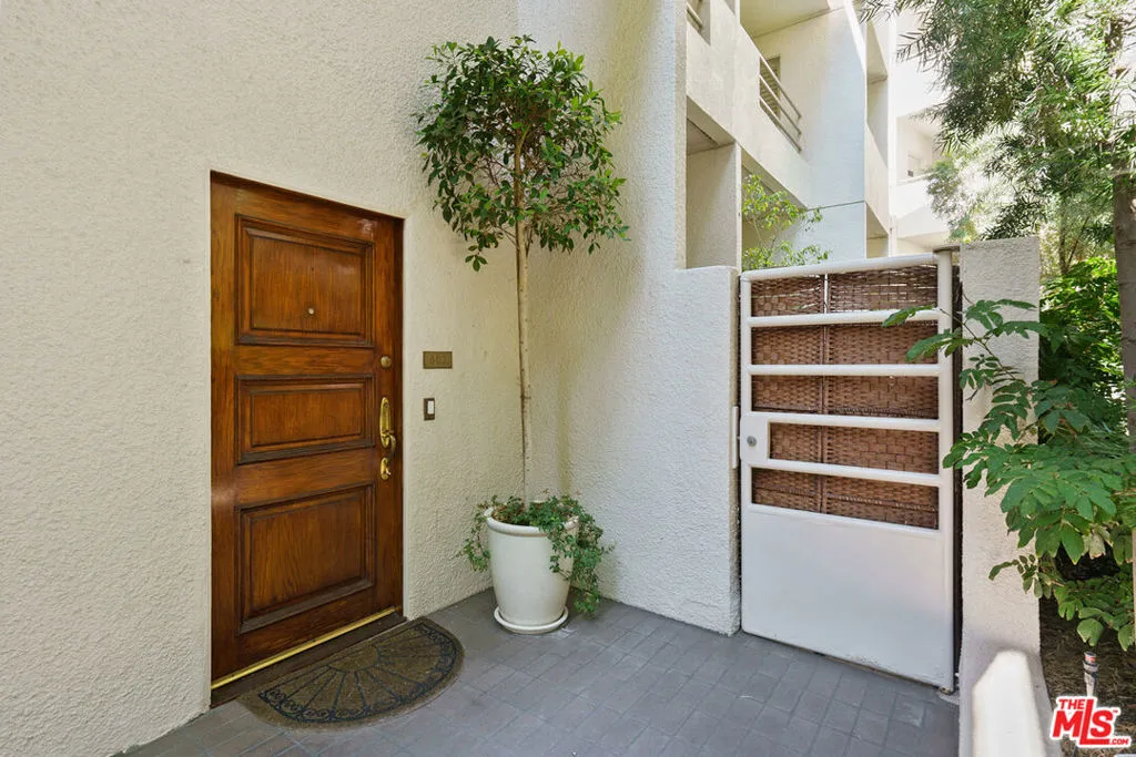West Hollywood, California 90069, United States, 2 Bedrooms Bedrooms, ,3 BathroomsBathrooms,Residential,Active,93376